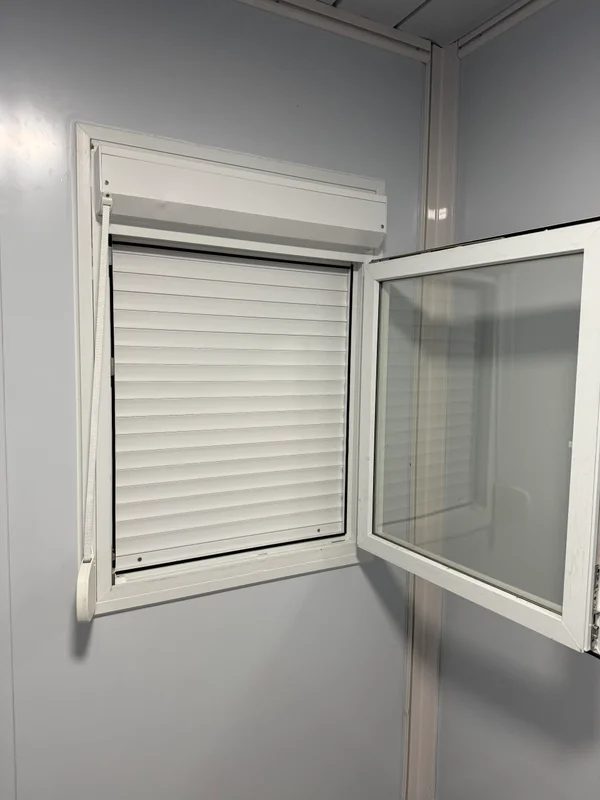 Fenêtre PVC avec volet roulant à Paris, ABRI ECOMODULAIRE